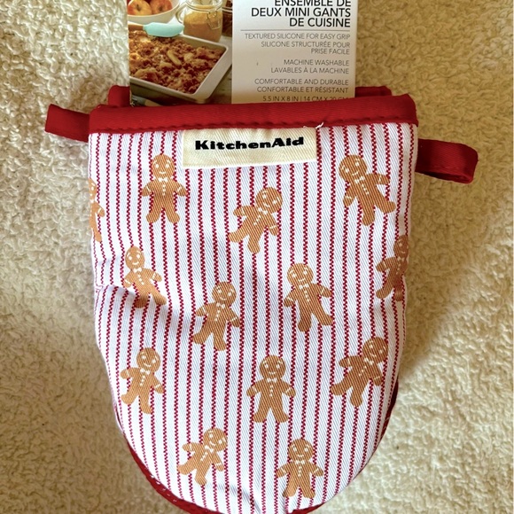 Gingerbread Man Oven Mitts by Kitchen Aid. - Picture 1 of 2